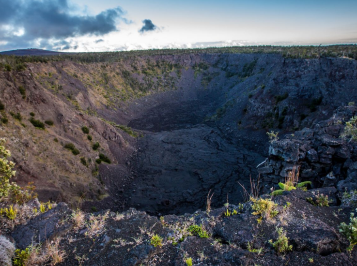 夏威夷岛的五大盾形火山分别为冒纳罗亚火山(mauna loa,最大的火山,活