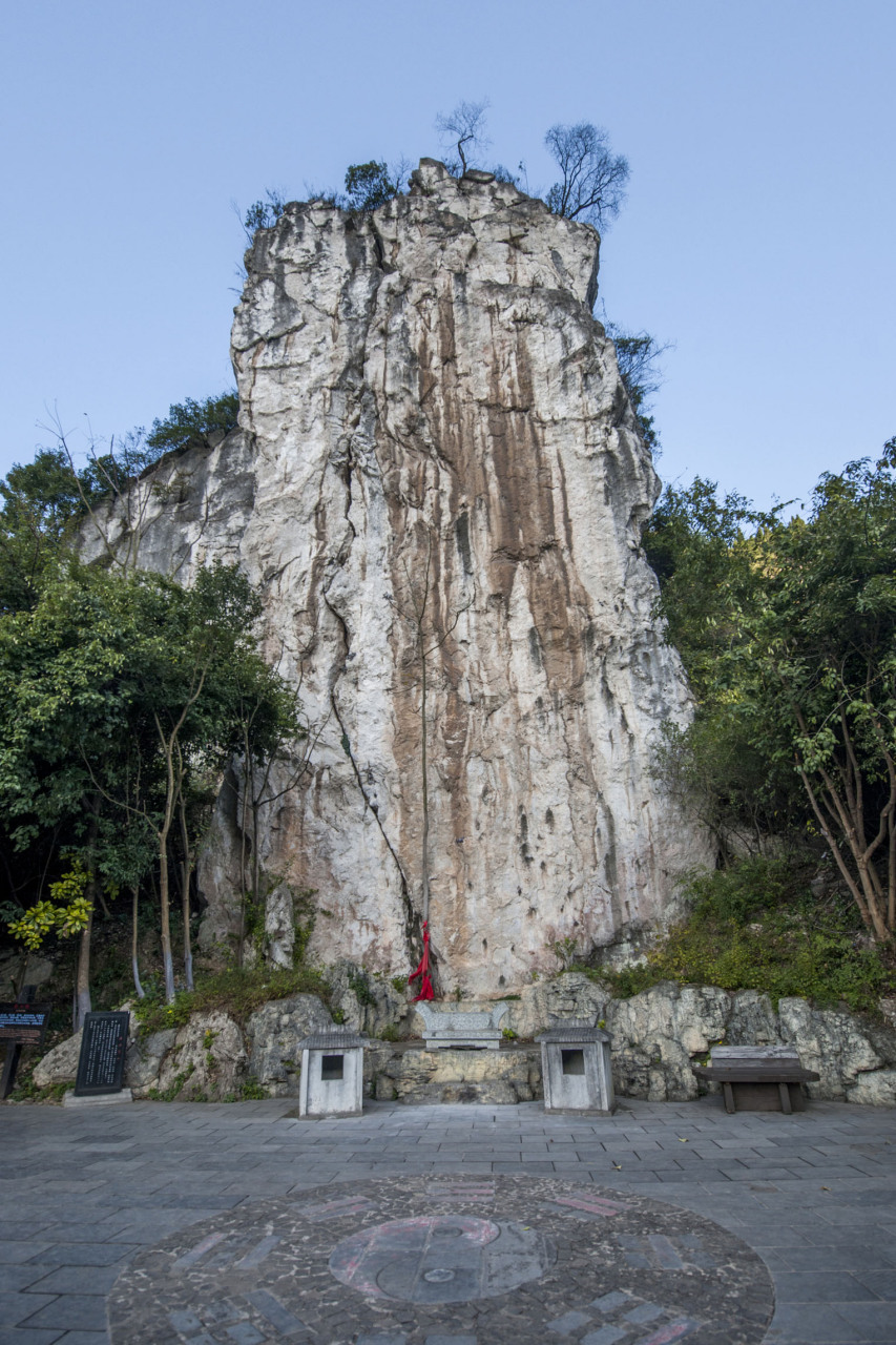 最美周边游# 石令牌也是三峡人家景区的另外一块巨大的石头,也是崭鲻