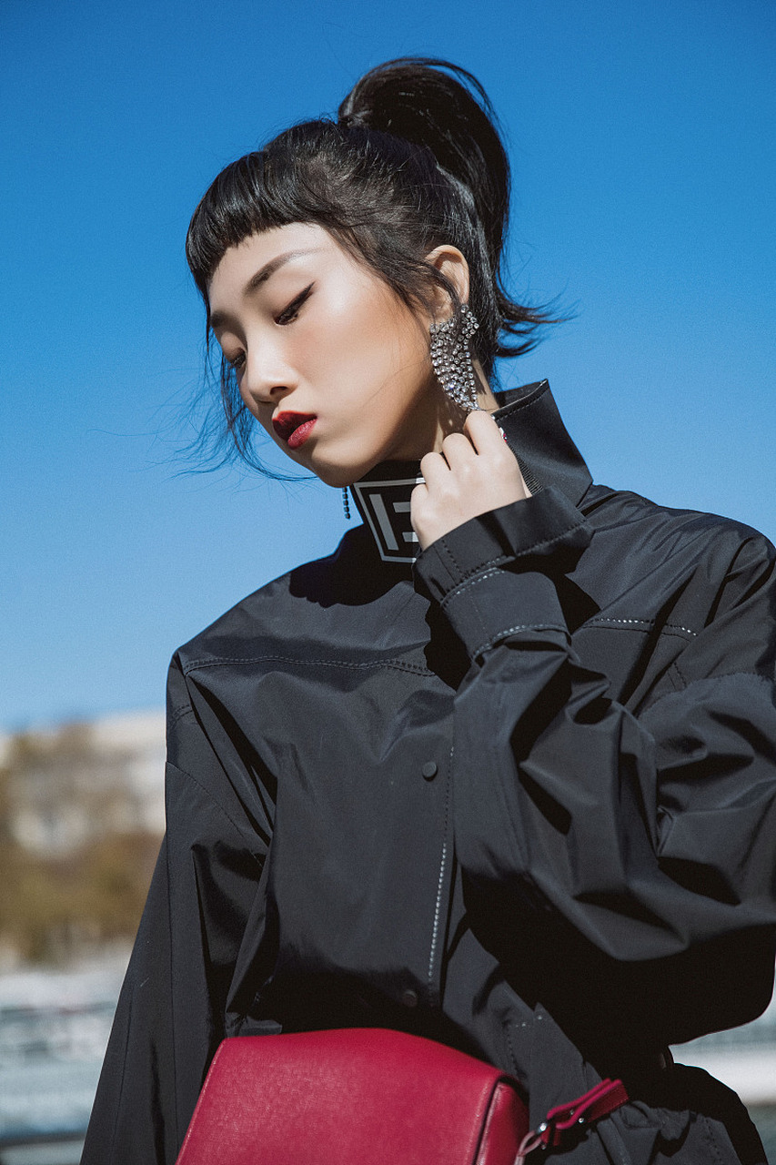 张子枫,一位备受瞩目的年轻演员,近日登上了vogue杂志的银十封面,引发