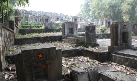 越南境内的中国军人烈士墓,破败不堪荒草从生,心寒心酸心疼