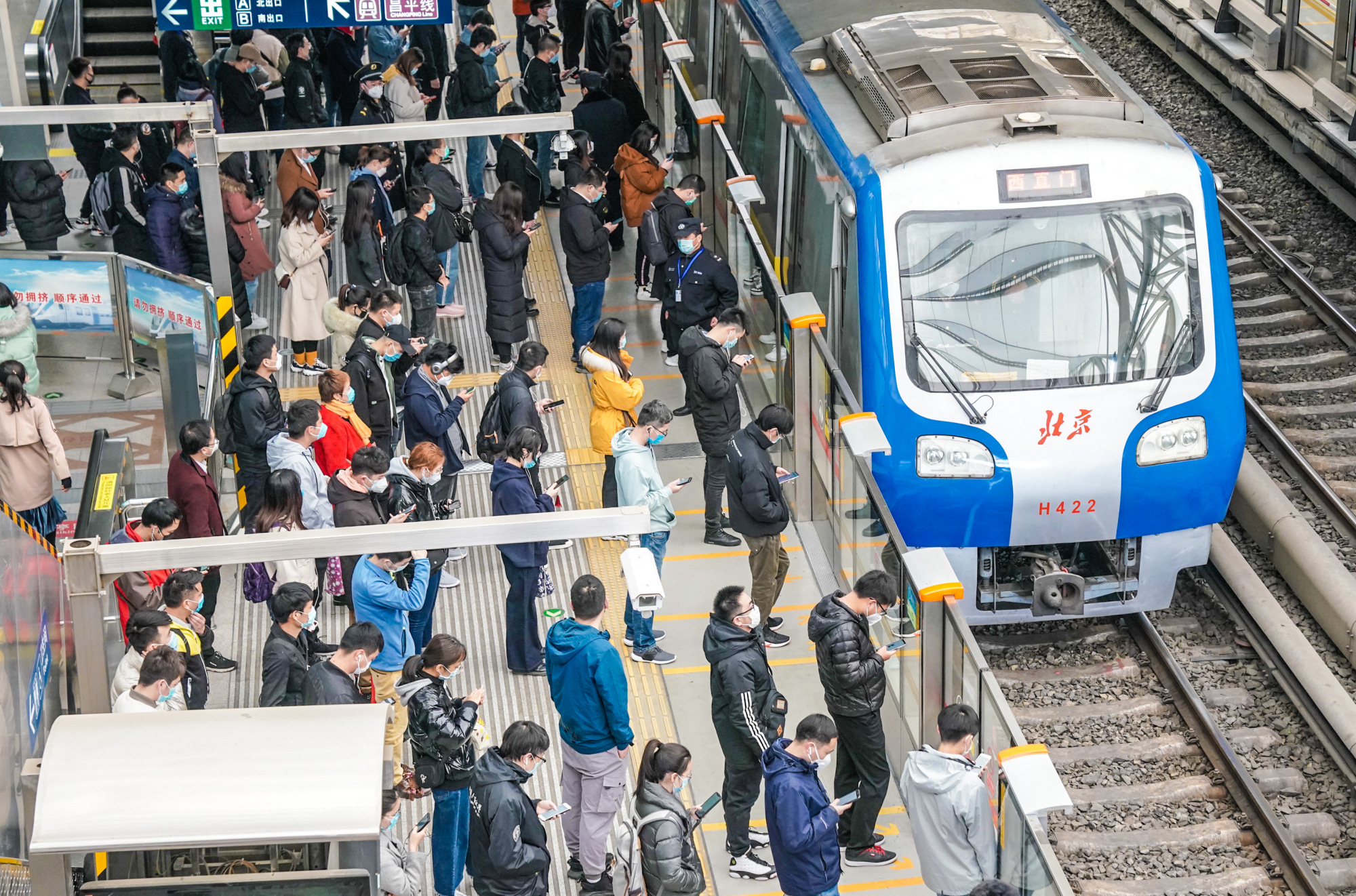 实拍今晨北京西二旗地铁站人来人往中乘客自觉拉开间隔