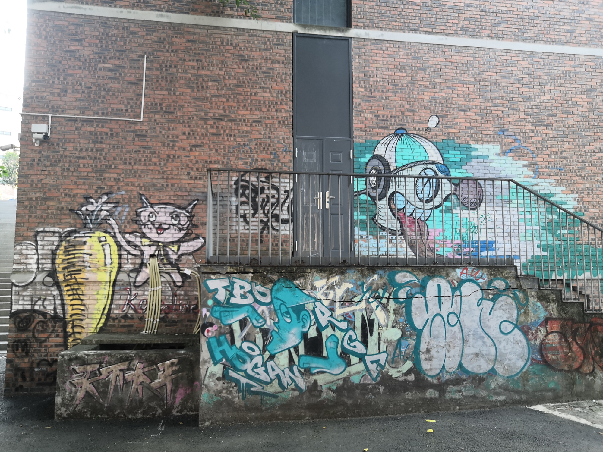 色彩与色彩的碰撞,四川美术学院的涂鸦墙,给你不一样的视觉感受