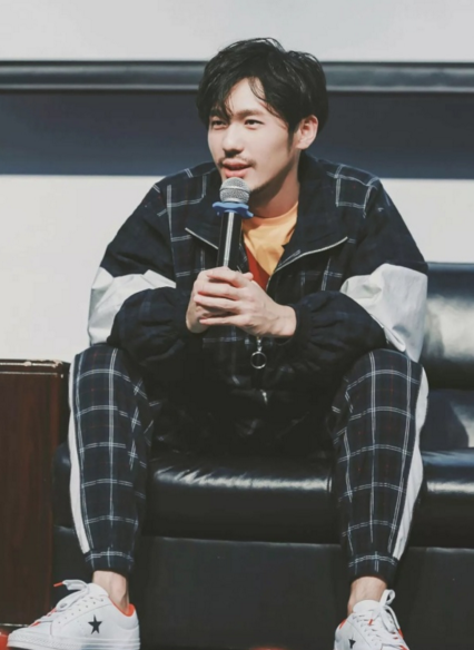 《微微一笑很倾城》曹光私下照,图中是我们白宇的私下写真真的是很