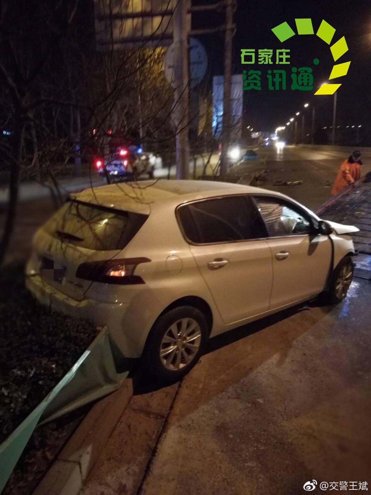 石家庄一男子深夜买醉,路上撞到隔离带失控