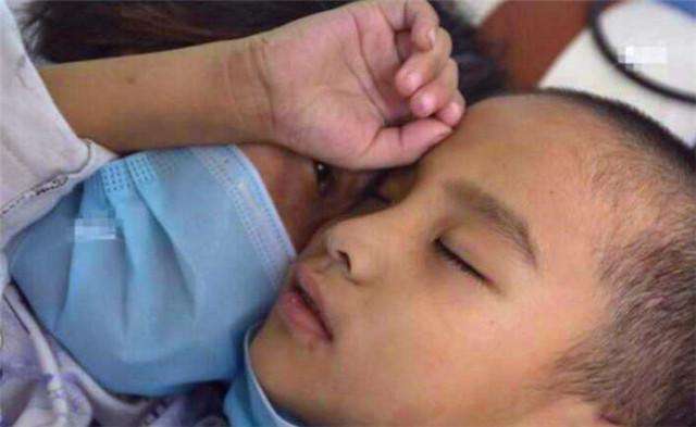 孩子已经去世,妈妈在棺材前守了一夜,一直说孩子还会醒