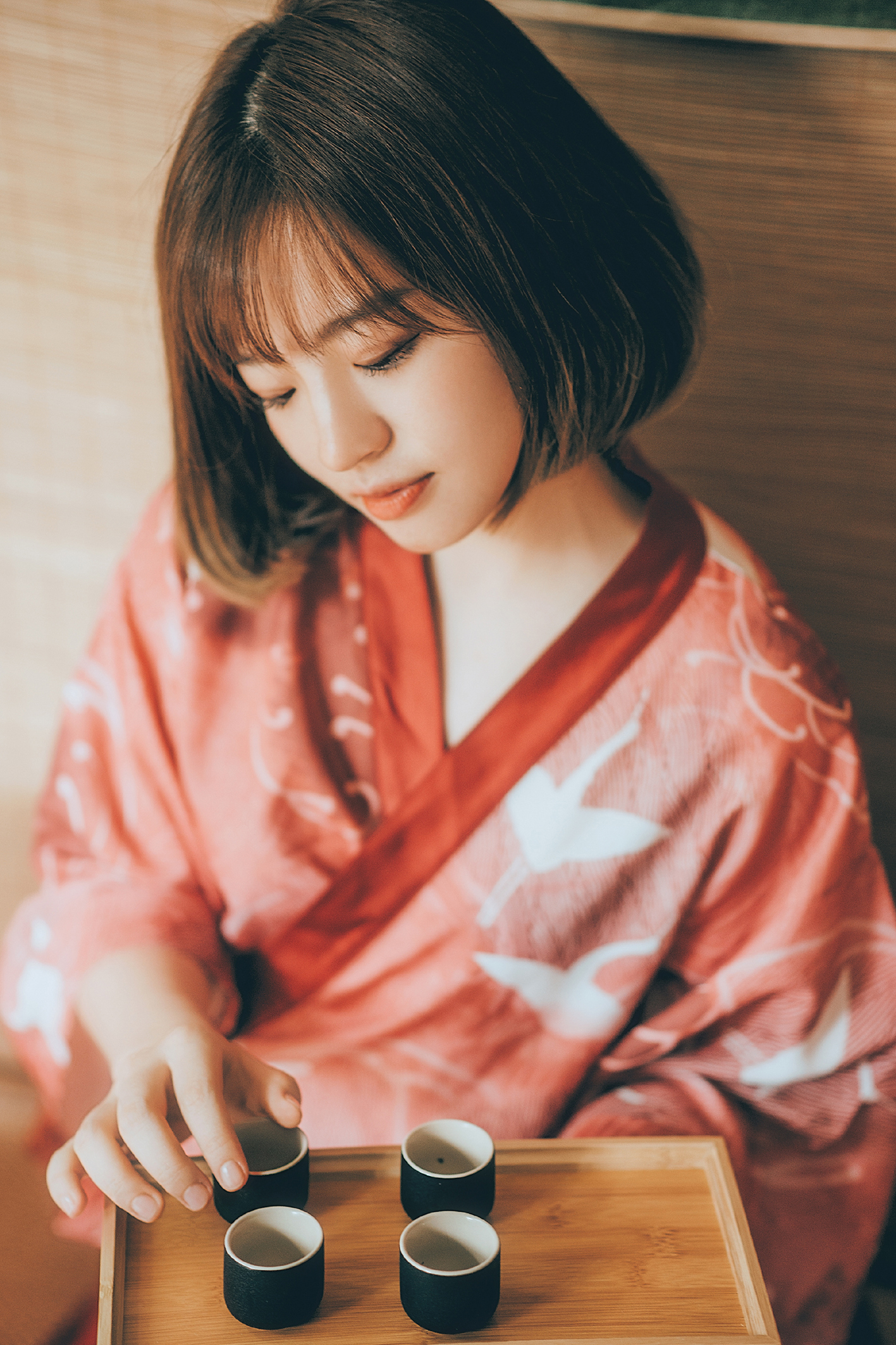 一个热爱茶艺的清秀短发美女