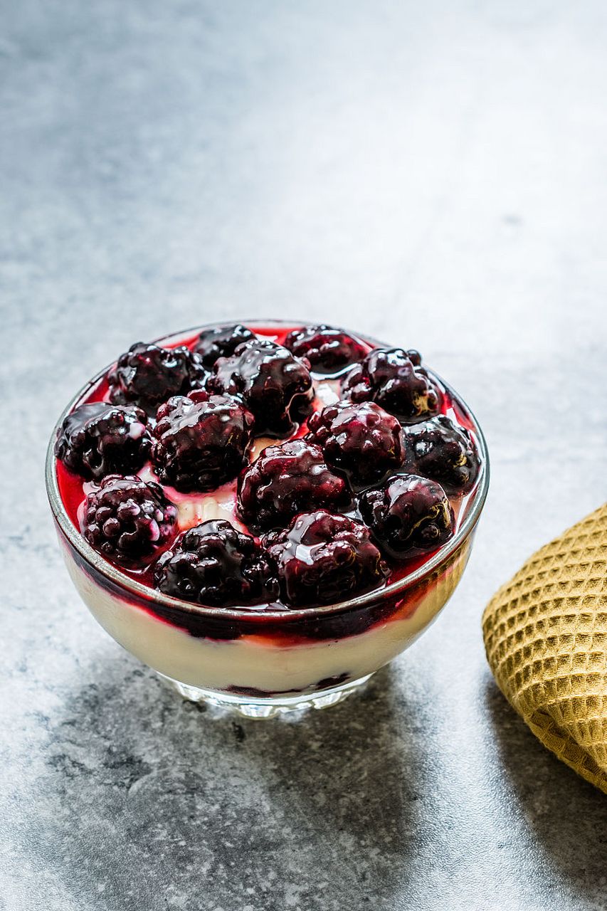 白糖杨梅干是一种以杨梅为主要原料,加入白糖和糖浆等调味料,经过烘干