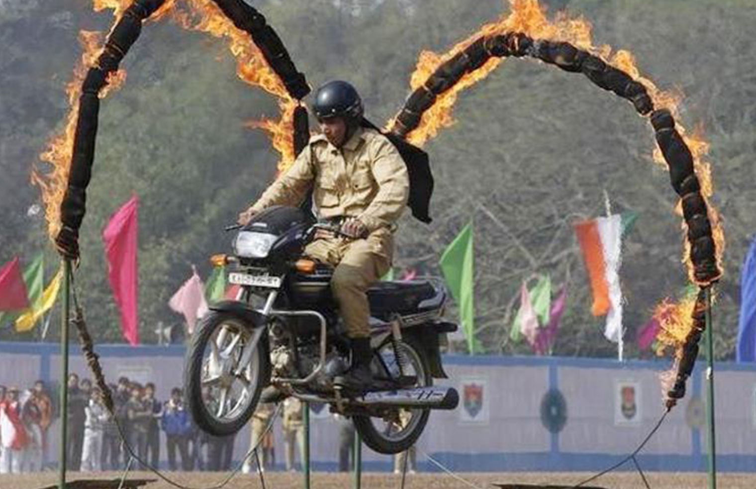 印度人"开挂"的9大瞬间,第四个简直是密集恐惧症患者的噩梦?