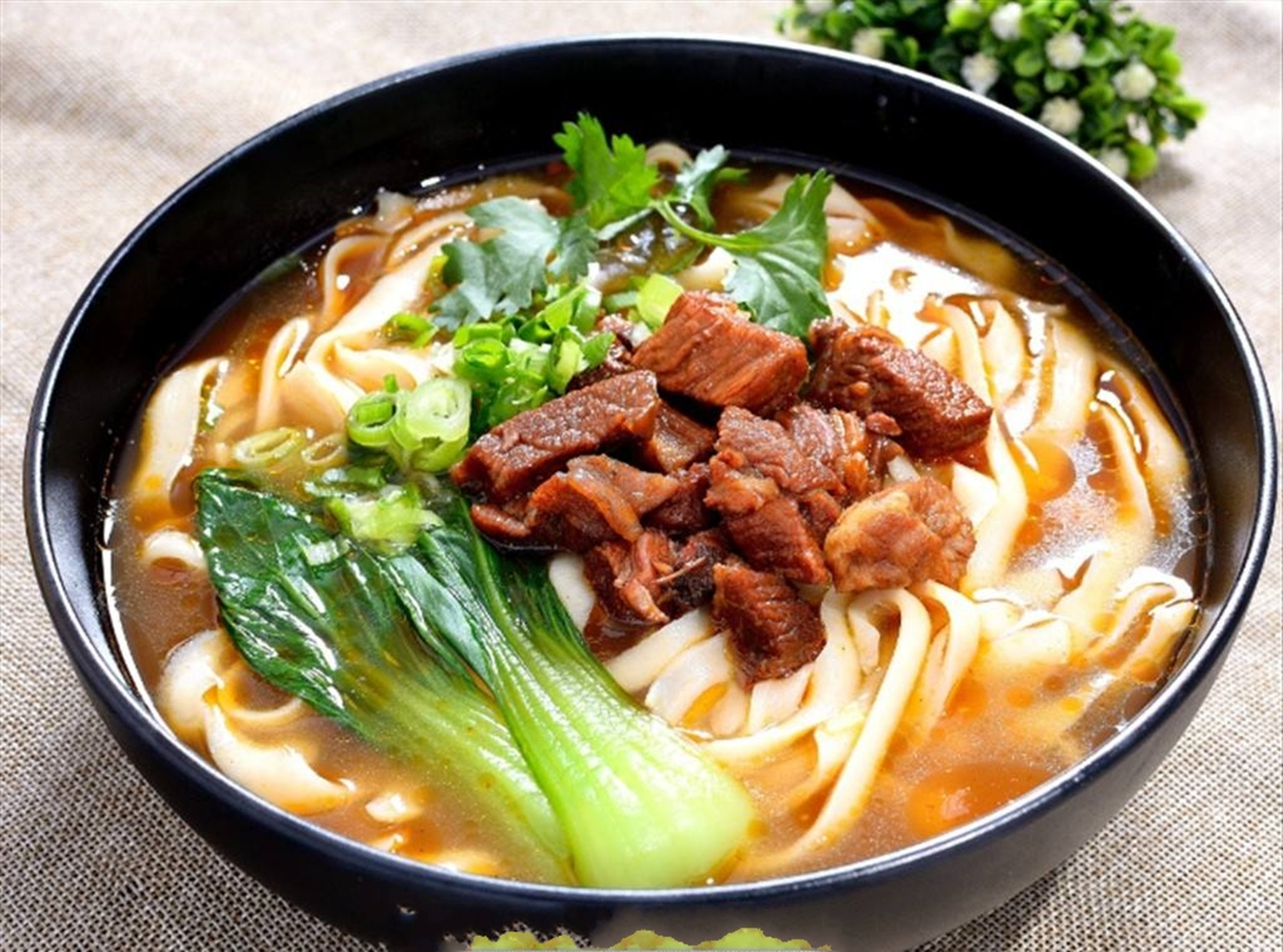 简单易做的刀切面具有鲜美的汤汁,筋道的面条,以及丰富的营养