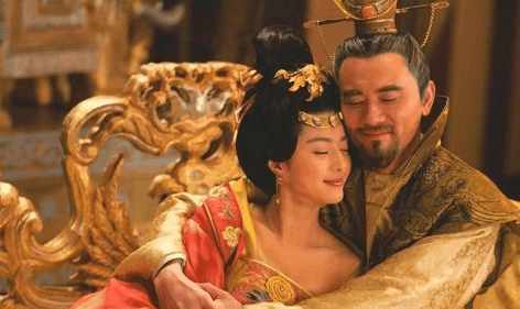 杨贵妃不小心被安禄山抓伤,为遮伤口她裹块红布,后却成传统文化