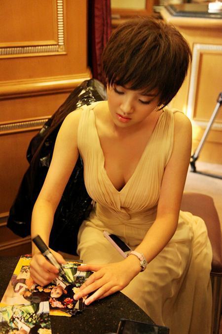 不理智的表示唐艺昕是我心爱的小女神,一见钟情那种