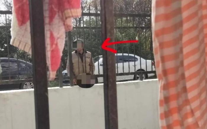 暴露狂,女生宿舍下暴露隐私部位!网友:没收作案工具!