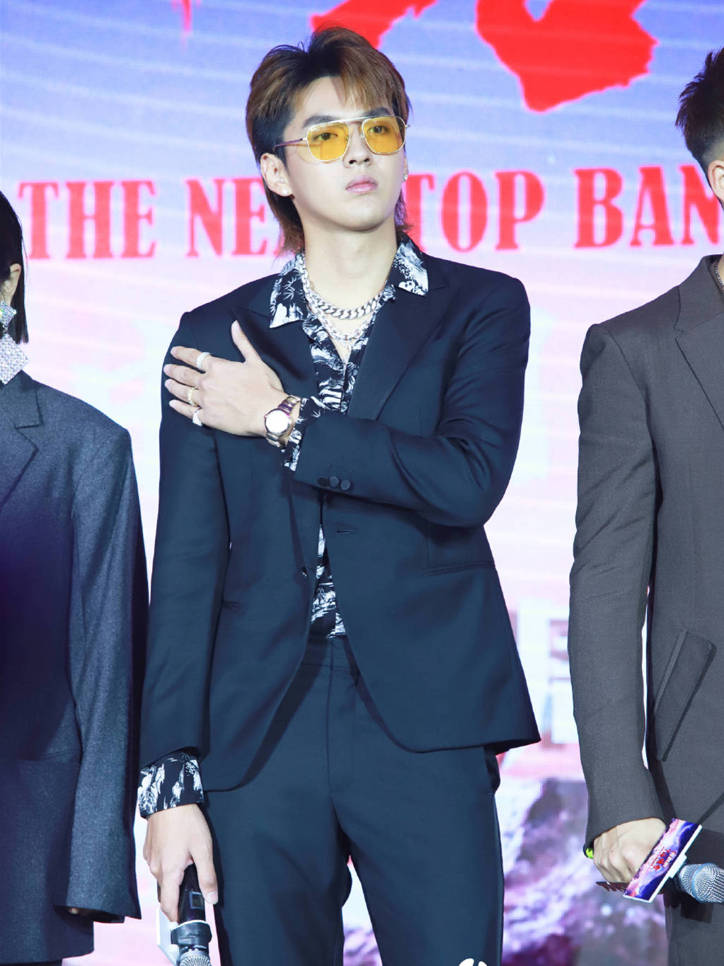 吴亦凡陈伟霆同框,一样是穿西装,怎么搭配个花衬衫就更抢镜?