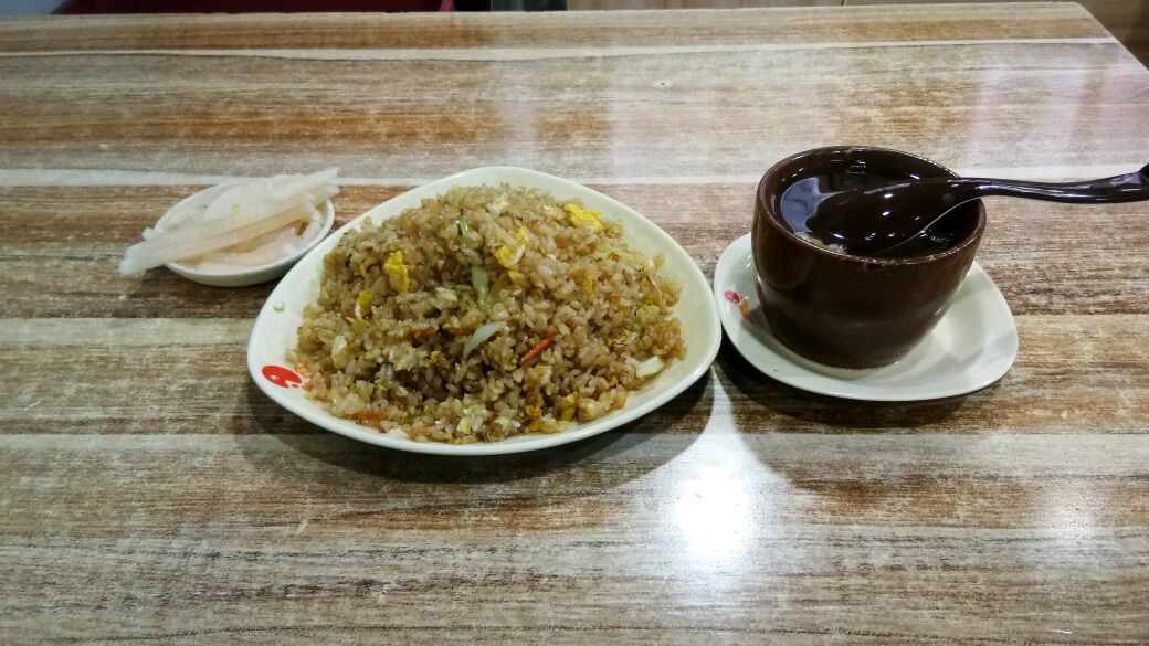 郑州午饭在沙县小吃,点了猪肚汤和炒饭,花了17元,还是那个味道