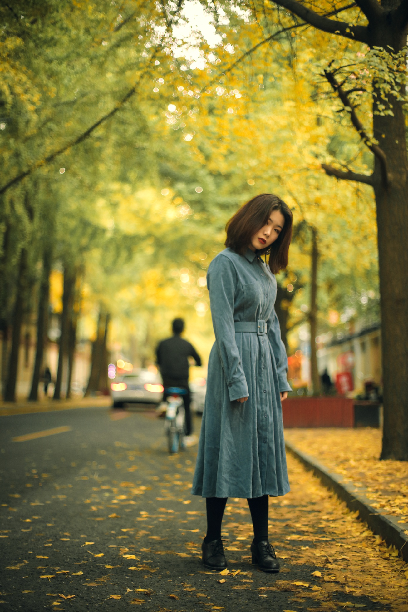 人像摄影 落叶缤纷是美景,女人温柔而美丽