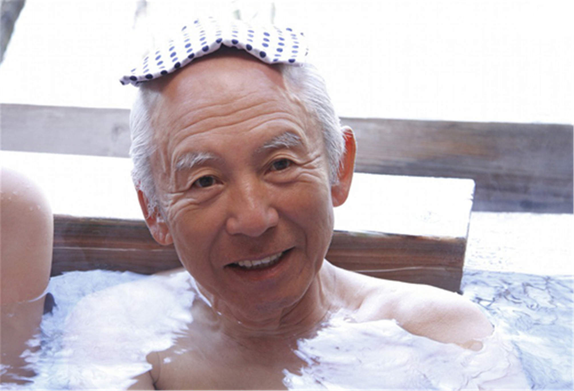 冬天洗澡会引起血压升高,那么老人们在冬天洗澡时要注意什么呢?