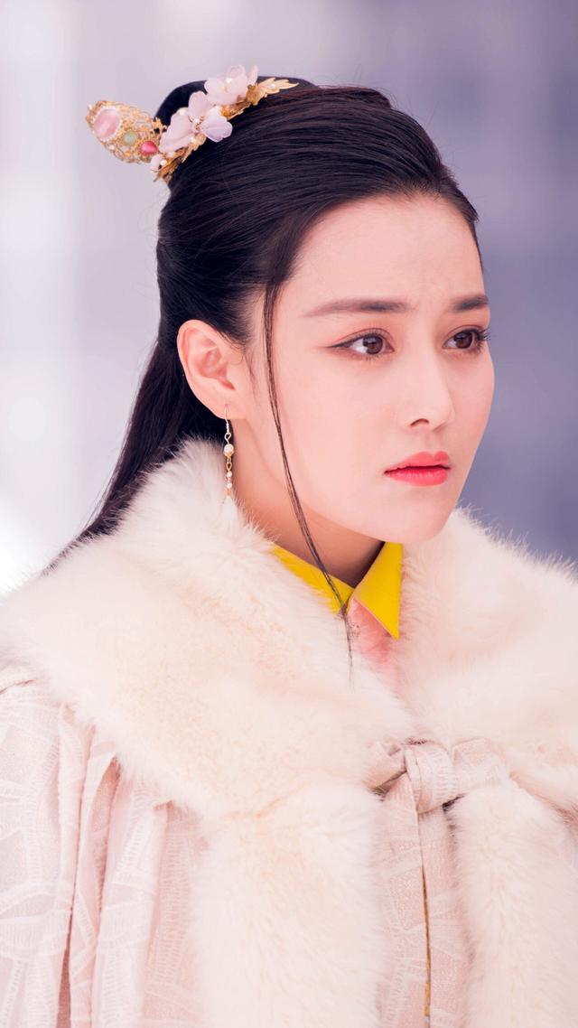 穿皮草披风的古装美人,娜扎典雅,热巴娇俏,她却独一无二美