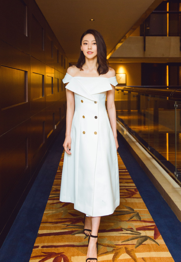 黄梦莹穿风衣亮相机场,炫酷墨镜气场十足