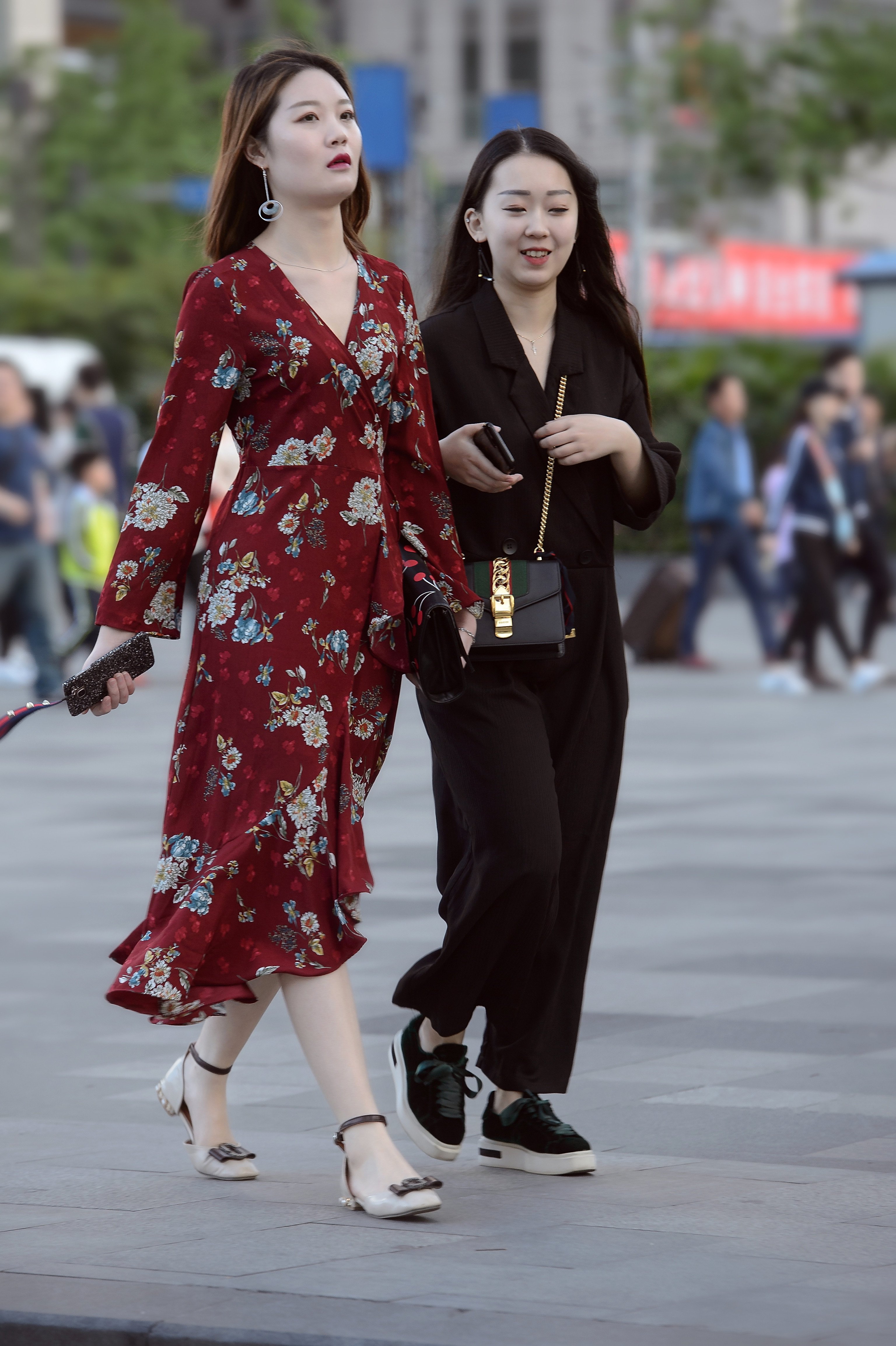 街拍:黑裙子,黑丝袜的小姐姐在街头拍照,性感时尚,还神秘