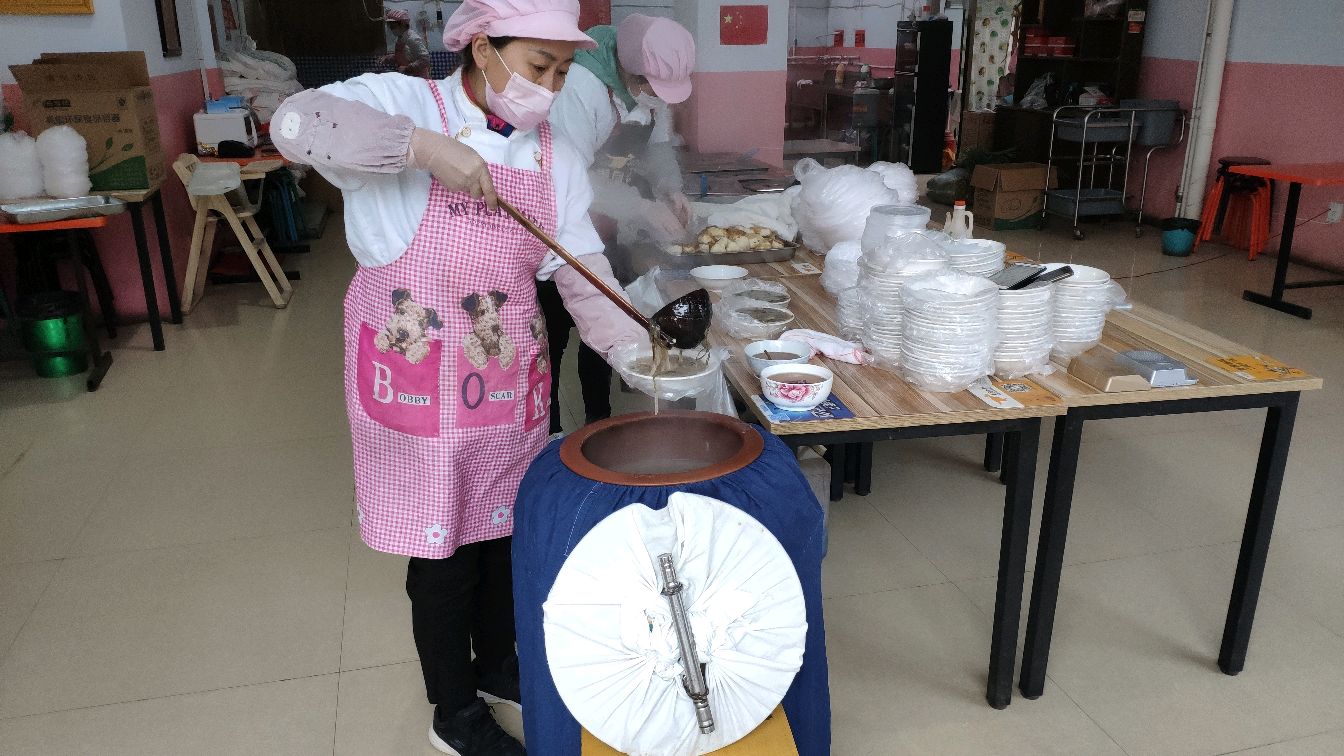 家乡的胡辣汤4元一碗,一元两个包子,一顿能吃8个,美