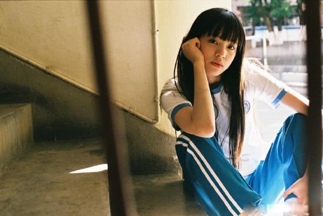 欧阳娜娜校服写真照曝光,长发齐刘海清纯甜美直击宅男心