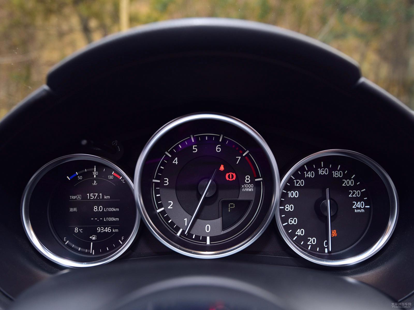 外观非常炫酷的马自达mx-5,内饰也非常的齐全,让人对它一见钟情