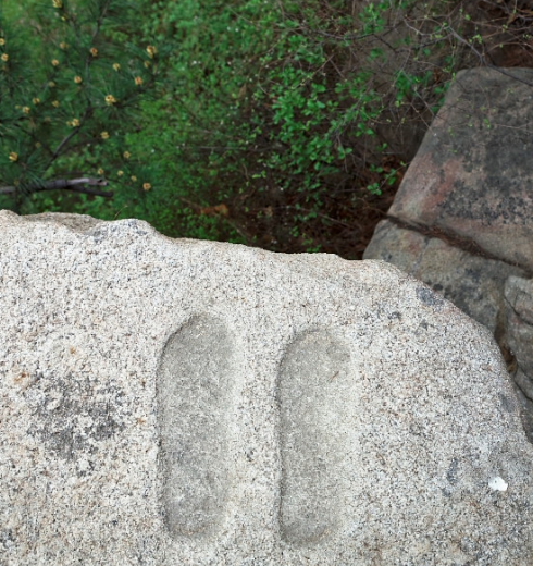 好些景区岩石上都会有佛脚印,这个是佛脚趾吗?