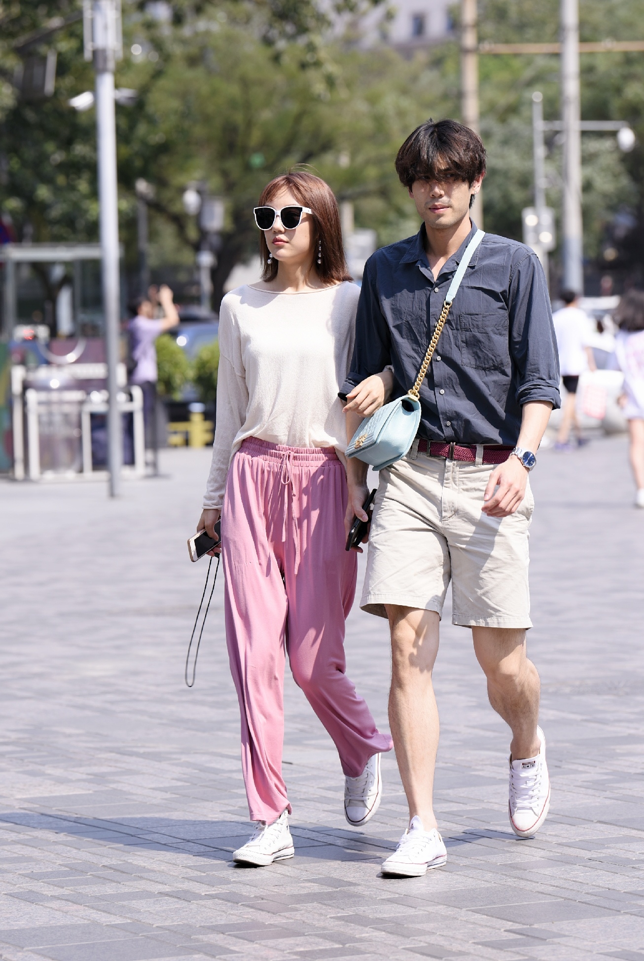 在男友陪伴下逛街的女孩,温馨幸福又美丽女人,好让人羡慕哦