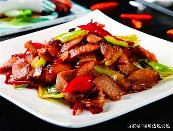 家常小炒腊肠炒芹菜,美味营养,鲜香可口,不知不觉一盘吃光了! 家常小炒腊肠炒芹菜,美味营养,鲜香可口,不知不觉一盘吃光了!