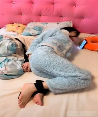 双十一当天,女子双手双脚被老公绑住,网友:还有这种操作?