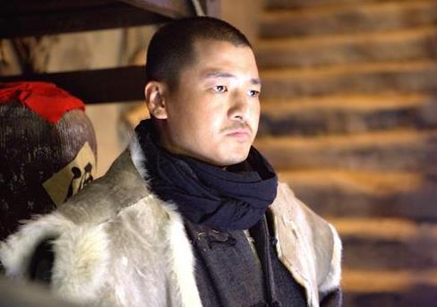 妻子是金鸡奖得主,受萨日娜提携,可惜《闯关东》都没将他捧红!