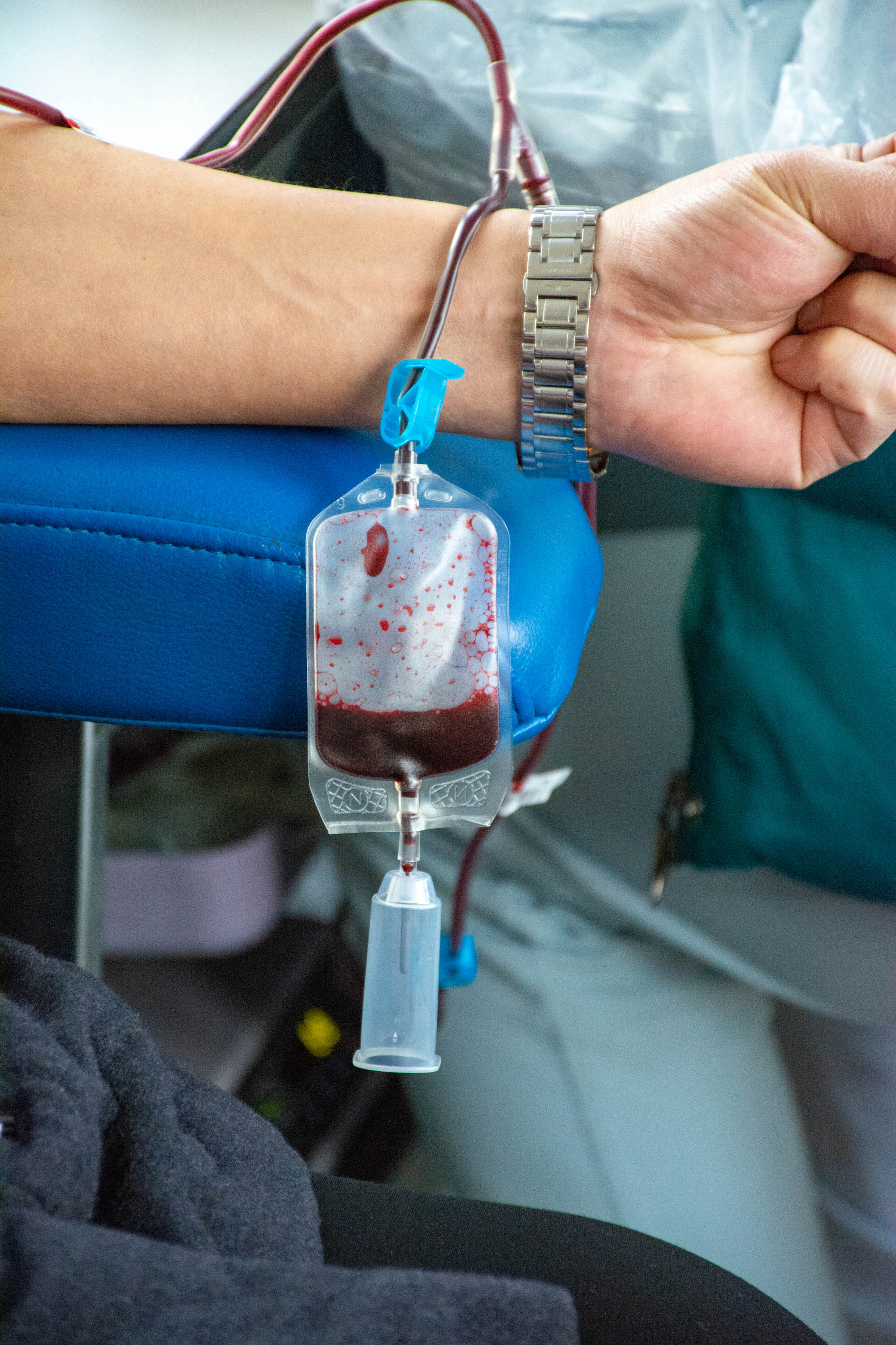 几年前献血一次最少量为200亳升,现在增加一半为400亳升.