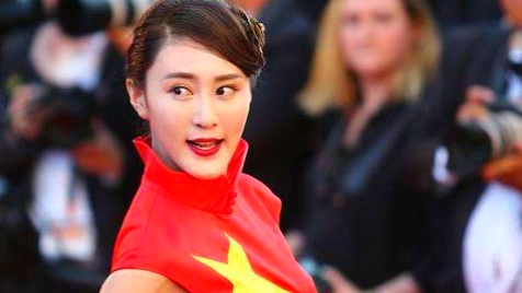 毛驴讲故事 01:19 戛纳红毯范冰冰优雅 却被"国旗装"网红抢镜 腾讯