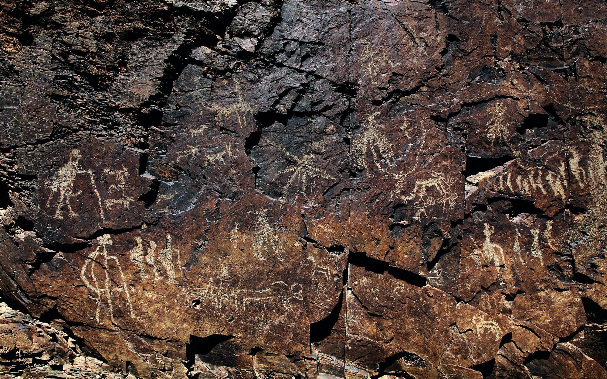 与日土县其它岩画不同,塔康巴岩画以人物为主.