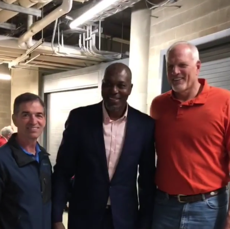 奥拉朱旺,斯托克顿与马克-伊顿赛后在球员通道合影