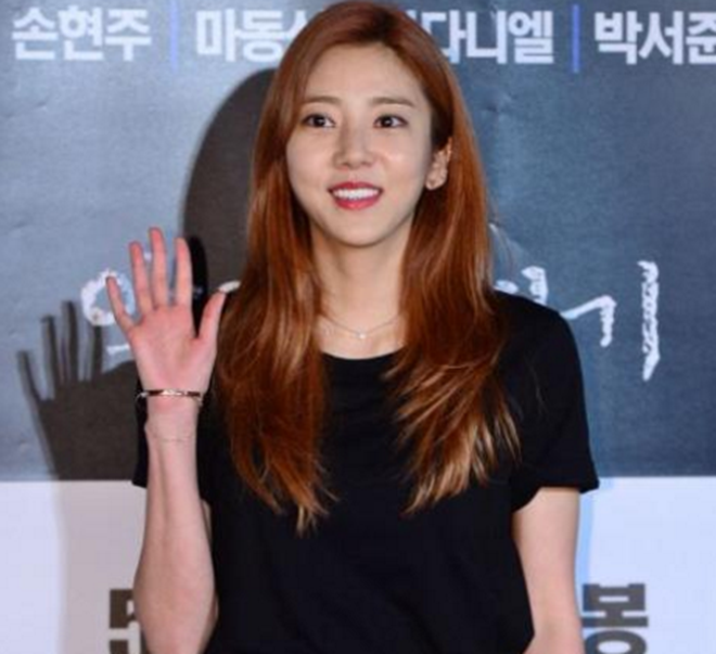 韩国女星孙淡妃早期出席活动,一袭白色长裙,成为全场的亮点