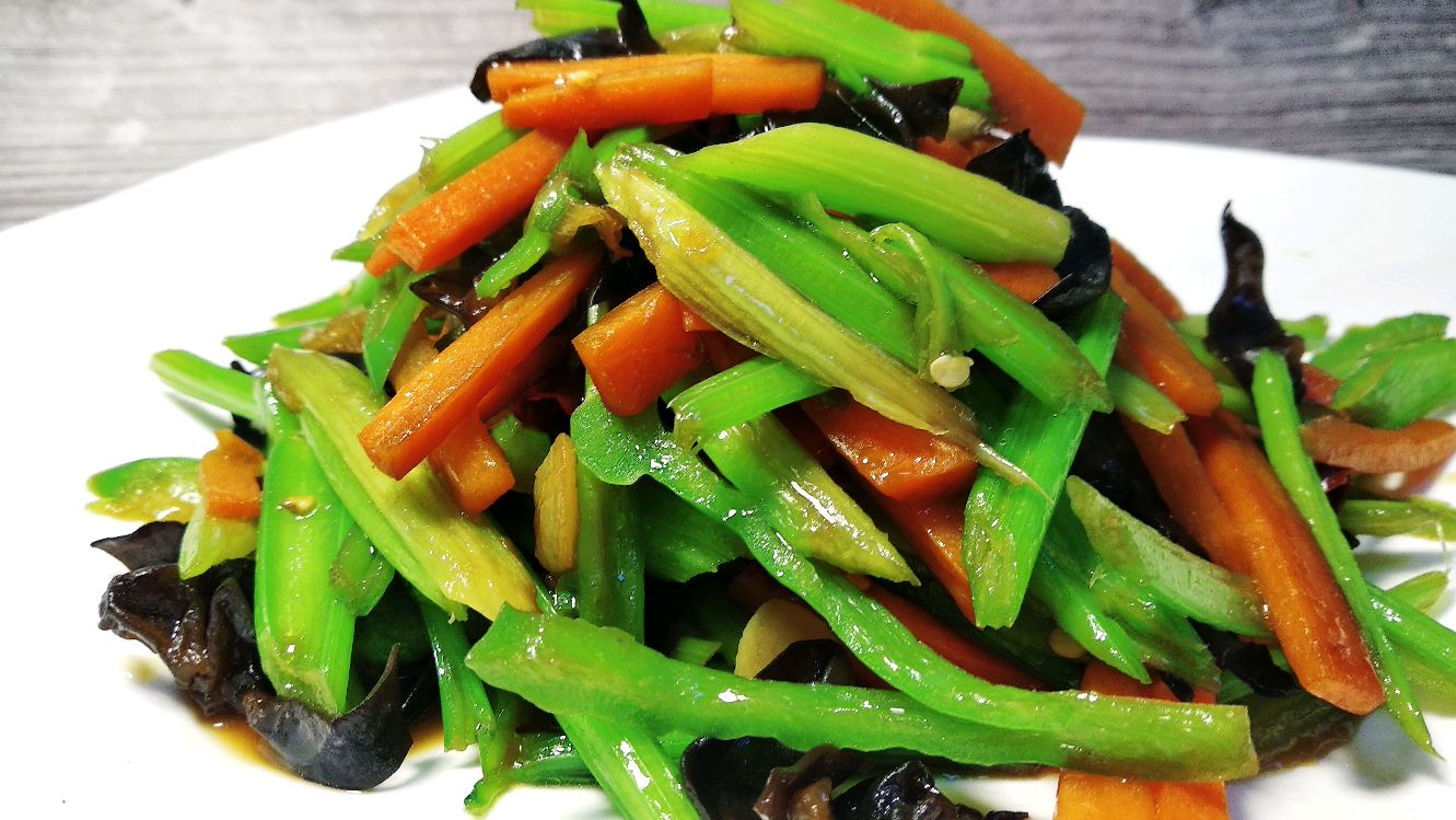 芹菜炒木耳的家常做法，简单一炒就出锅，营养健康，好吃又下饭