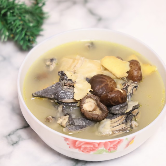 香菇乌鸡汤,汤鲜味美,营养滋补