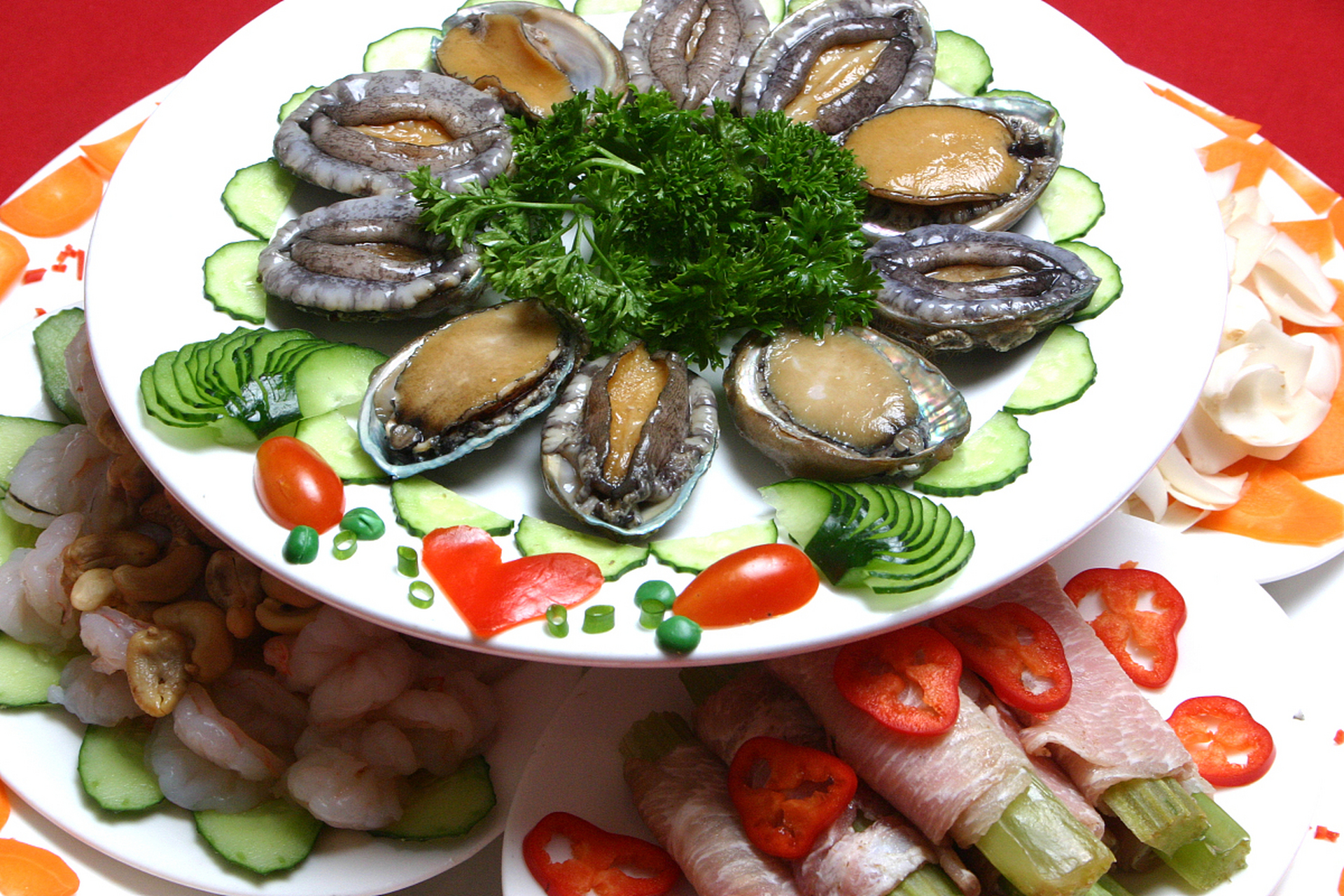 品尝白灼鲍鱼就像是一场味觉的旅行,让人感受到生