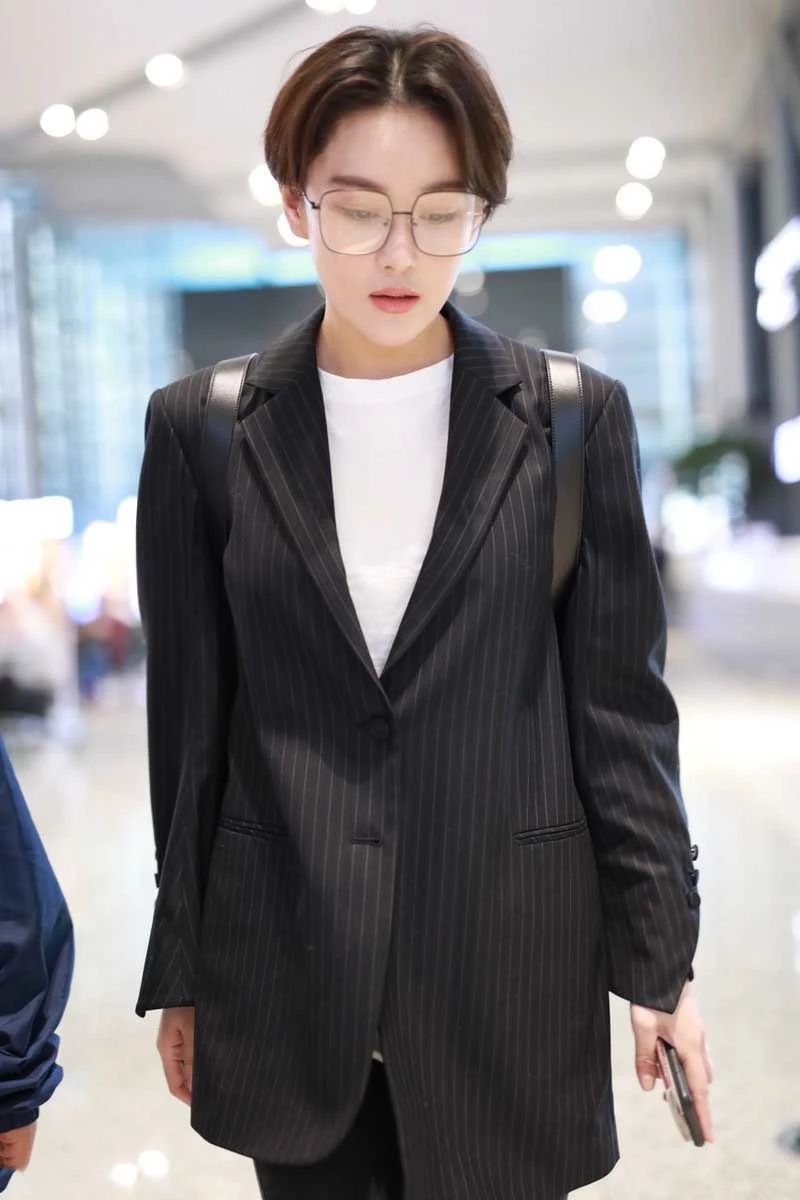 张馨予当军嫂后英姿勃发,黑色西服 小黑裤时髦前卫,中性胜女装