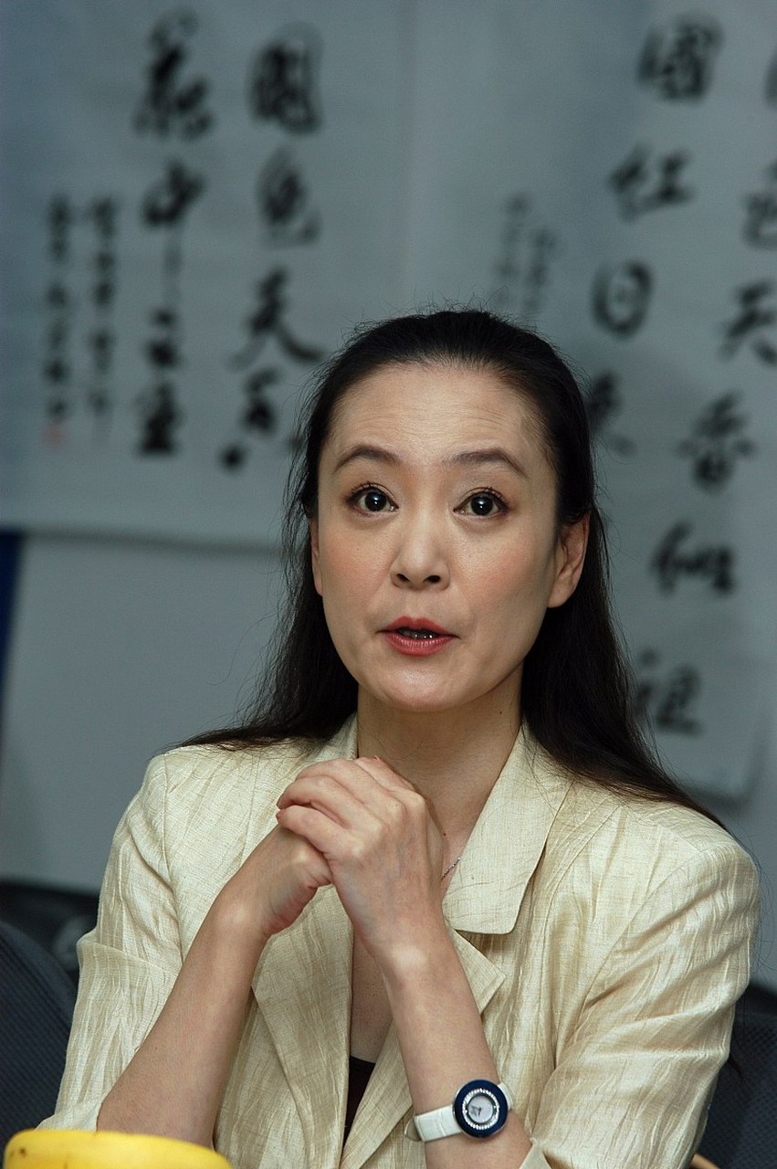 64岁的刘雪华,满头白发,满脸皱纹,她的容颜展示出岁月的无情.