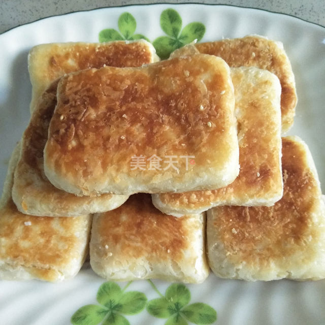 教你做椒盐酥饼,这样做的椒盐酥饼外焦里嫩,口感酥脆