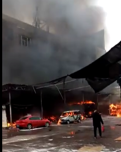 山西晋中八一饭店失火,现场浓烟滚滚,起火原因不明