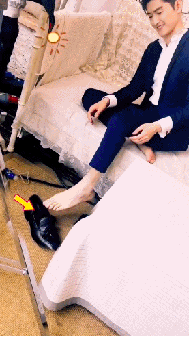 张翰不顾形象用脚夹袜子,脚踝竟比女星还细,霸道气质全无