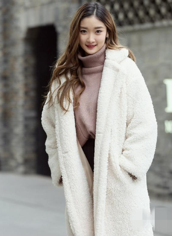 穿着白色风衣的小姐姐,彰显出别样的美态,赚足了路人的眼球,拥有她