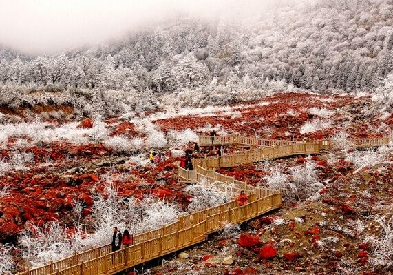 中国红石公园,位于磨西古镇到康定中间,景区的观景台也很醒目