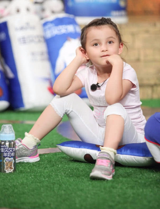 马雅舒晒5岁女儿米雅大长腿,3岁儿子爱登呆萌,自称幸福感爆棚!