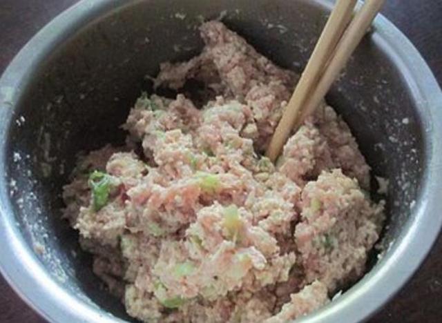 肉圆在衢州一般叫它"山粉果",蒸出的衢州肉圆香味馋得人流口水