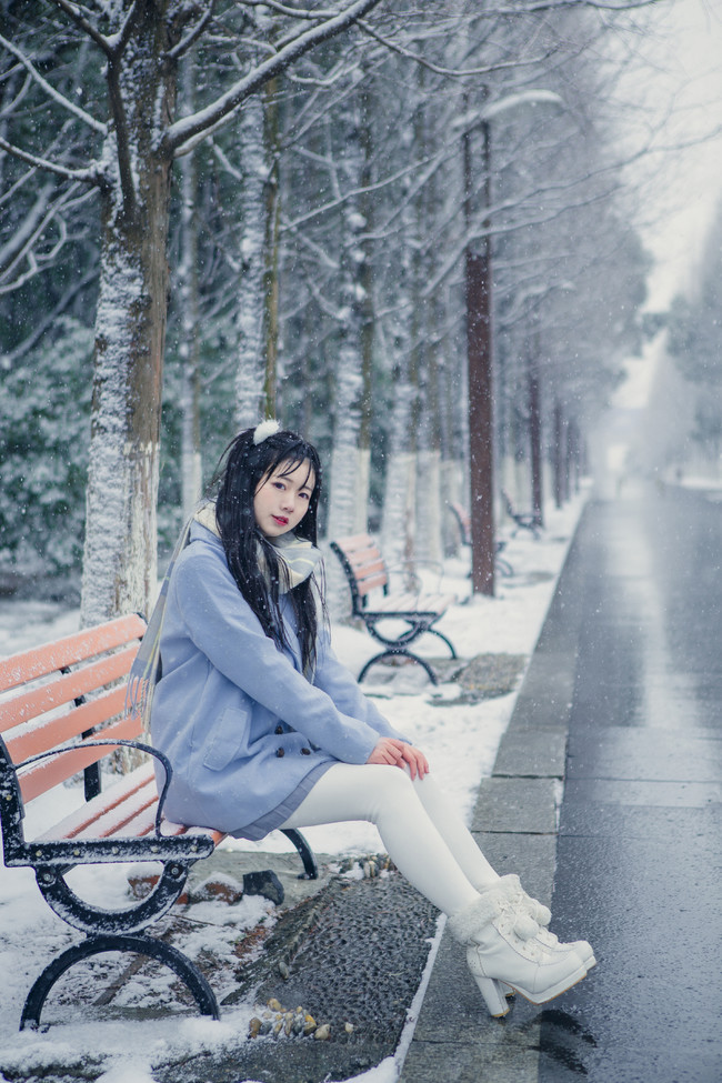 雪地中的小姐姐,白丝美腿比雪还白