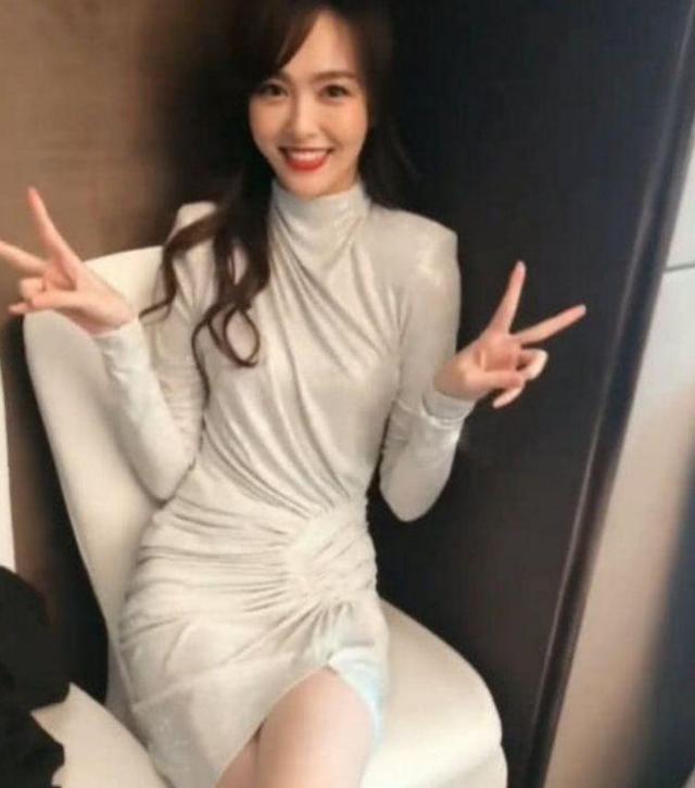 唐嫣"双胞胎妹妹"?照片曝出,相似度高达99%,让网友目瞪口呆
